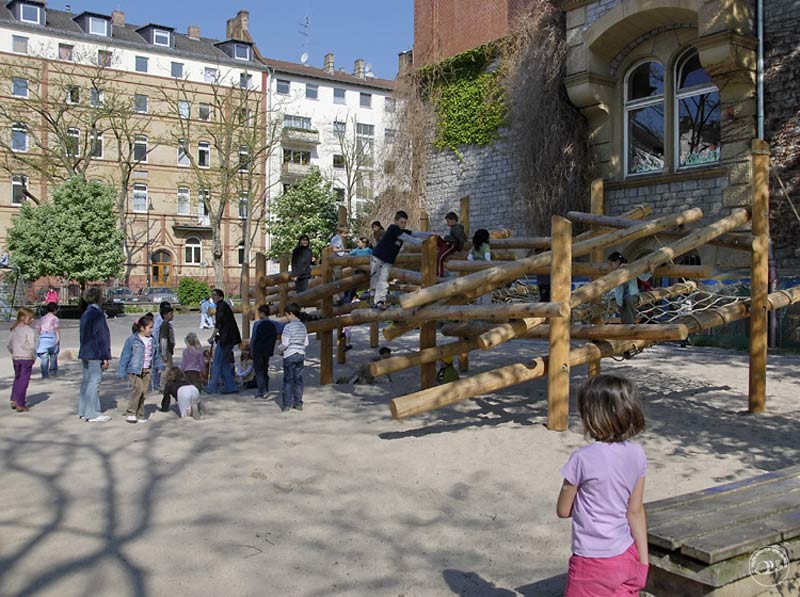 Place zabaw dla małych i dużych - trwałość w zgodzie z naturą oraz najwyższymi normami bezpieczeństwa